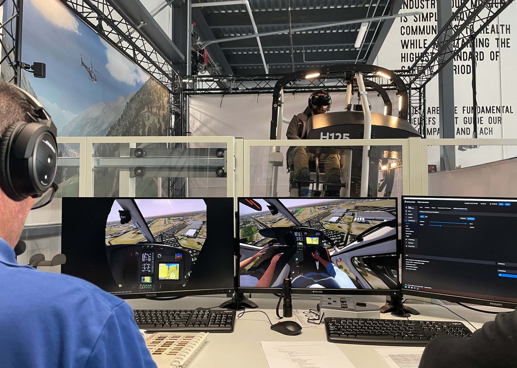 Instructor station next to the H125 VR simulator, with the old IOS function display on the right screen