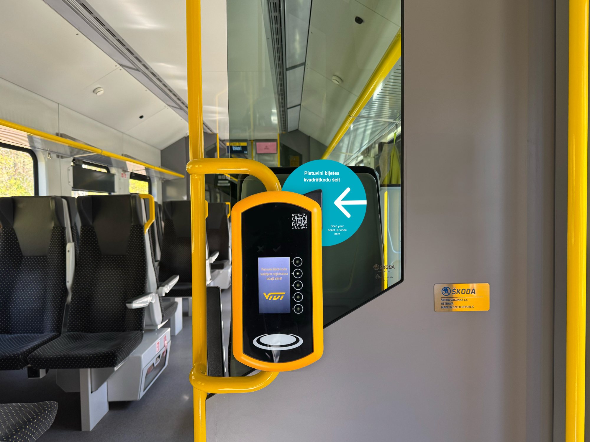 The validator after: a round, bilingual cue with an arrow points to the scanner